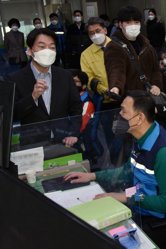 안철수 국민의당 대표가 3일 서울 성동구 고산자로 성동구청 내 스마트도시통합운영센터를 방문한 자리에서 발언하고 있다. 연합뉴스